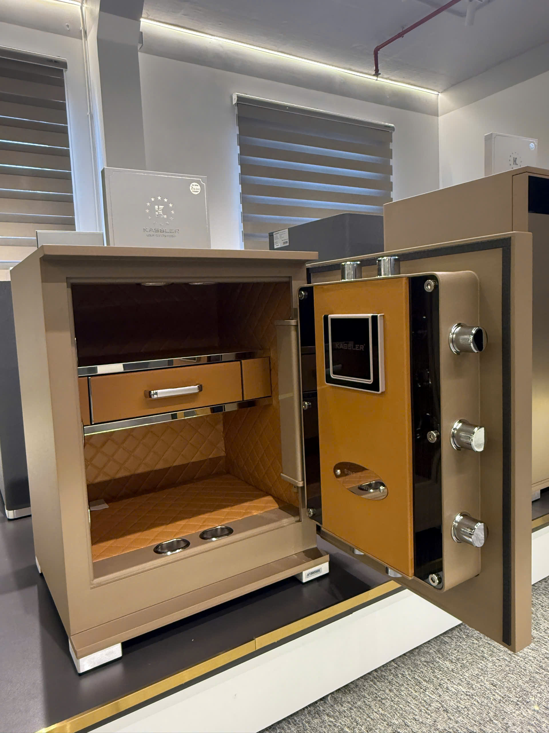 Két Sắt Vân Tay Kassler KL-55LS7 Gold Sand Thực Tế Bên Trong