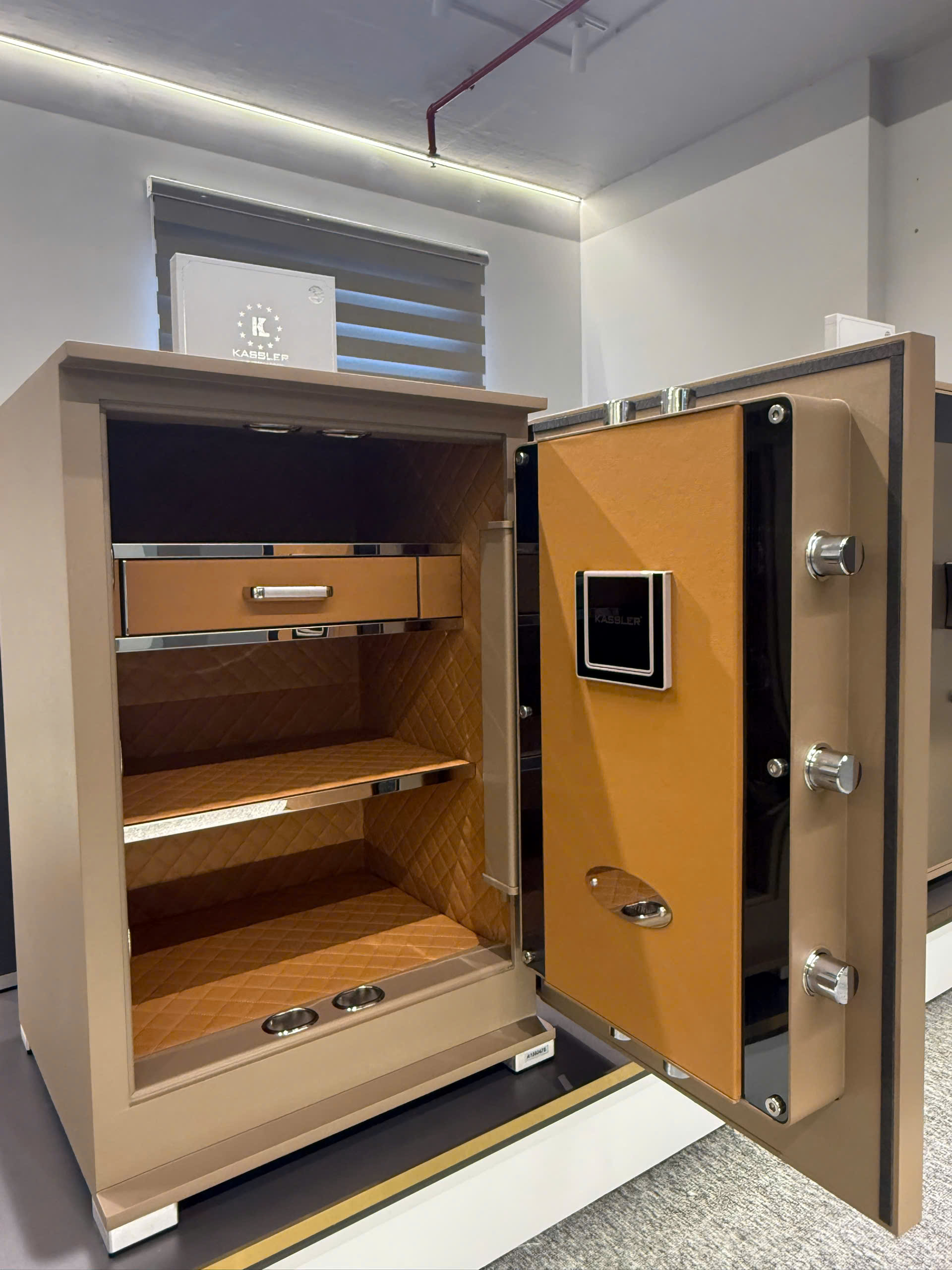 Két Sắt Thông Minh Kassler KL-75LS7 Gold Sand Thực Tế bên trong