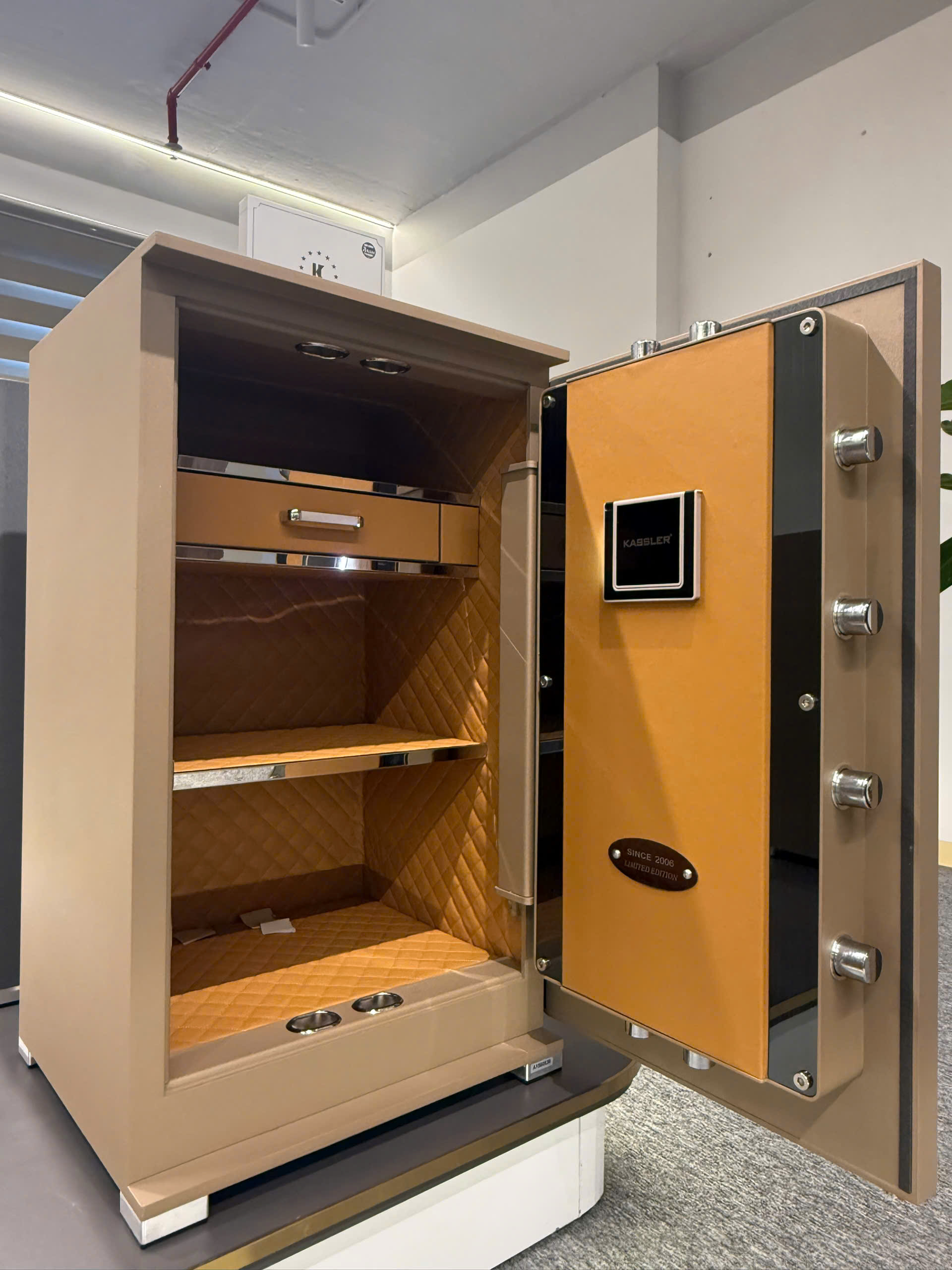 Két Sắt Thông Minh Kassler KL-85LS7 Gold Sand Thực tế bên trong