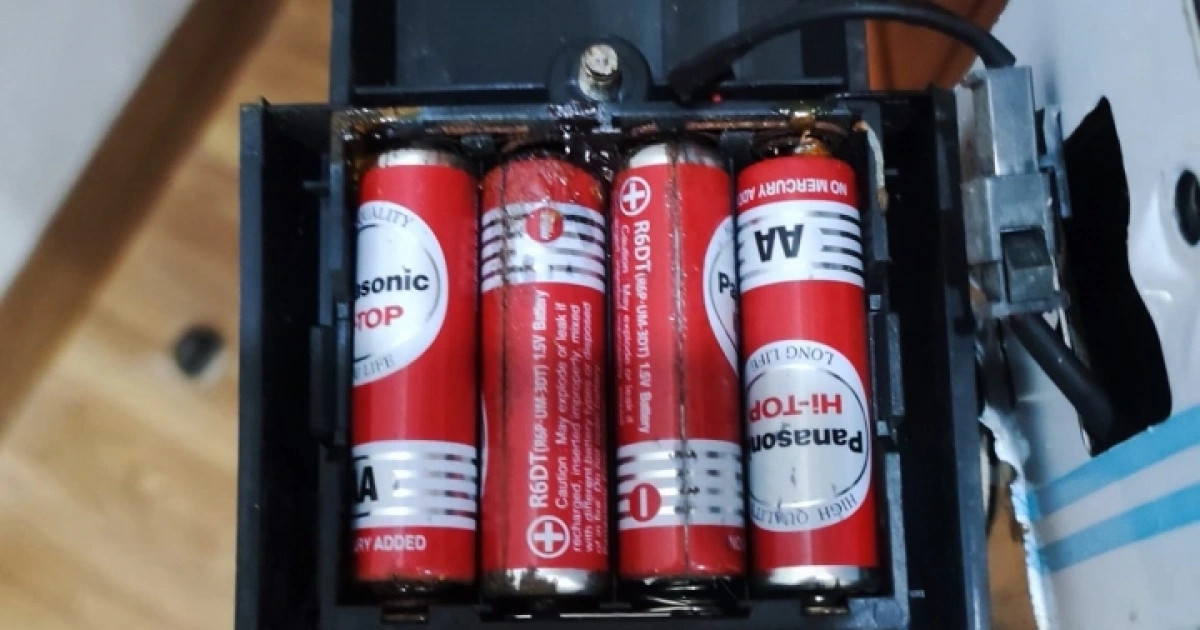 pin alkaline bị chảy nước gây hỏng bo mạch