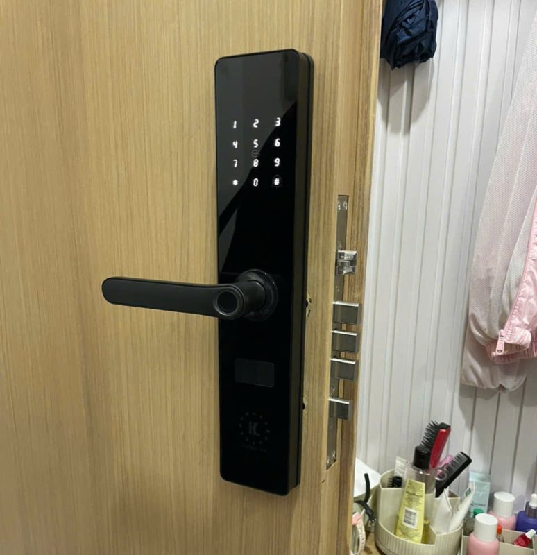 hóa cửa thông minh Kassler KL-399 Black màu đen thực tế trên cửa